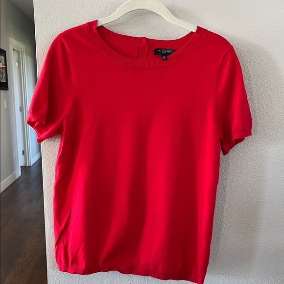 Red short sleeved sweater. - Picture 4 of 4